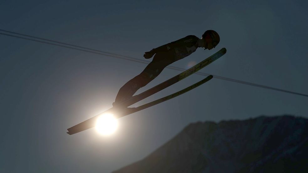 Karl Geiger legt einen schwachen Quali-Sprung hin. Foto: Daniel Karmann