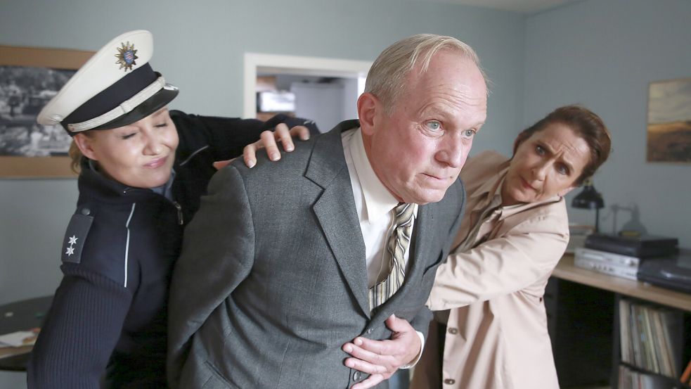 Nanu? Polizistin Schreiner (Monika Wojtyllo, links) und Magda Wächter (Barbara Phillipp) nehmen doch nicht etwa Kommissar Murot fest? Foto: HR/Senator Film/Dietrich Brüggemann