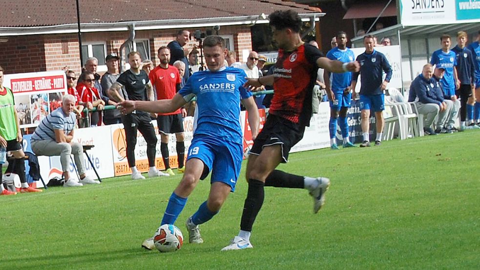 Jörn Grosch (links) kam aus der eigenen Jugend und entwickelt sich hervorragend in der Herrenmannschaft der Blau-Weißen. Fotos: Marco Reemts