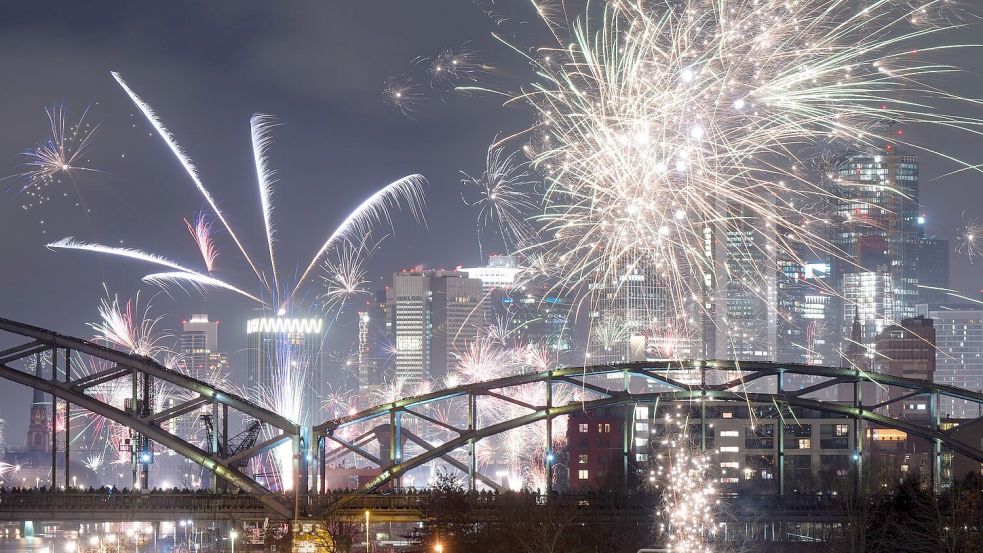 Gut jeder fünfte Bundesbürger will laut einer neuen Umfrage zum Jahreswechsel privates Feuerwerk zünden. (Archivbild) Foto: Boris Roessler