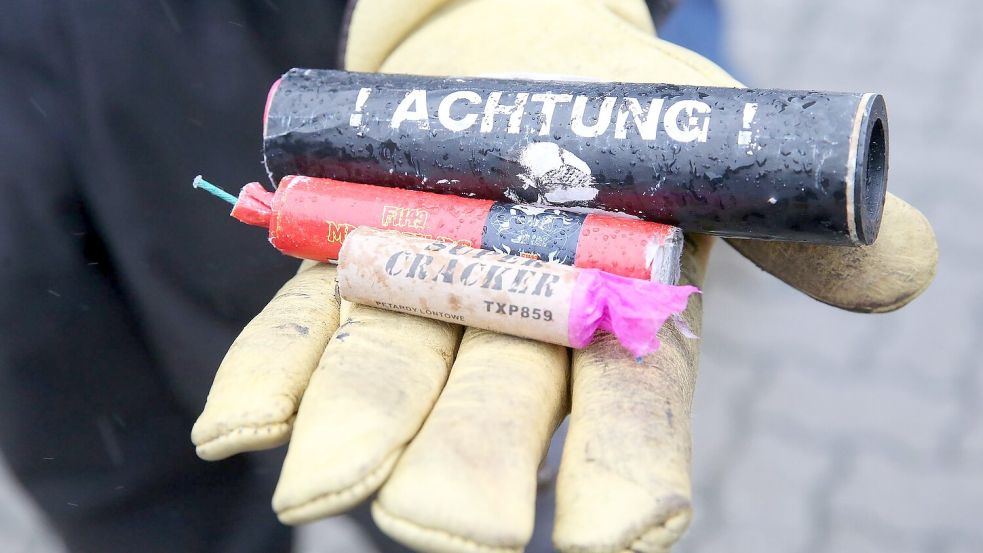 Vor illegalem Feuerwerk wird gewarnt, die Verletzungsgefahr ist groß. (Archivbild) Foto: Bodo Marks/dpa