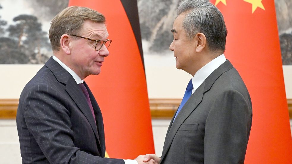 Außenminister Johann Wadephul (CDU) hatte sich Anfang Dezember bei seinem China-Besuch in der Hauptstadt Peking mit seinem Kollegen Wang Yi getroffen. Foto: Soeren Stache