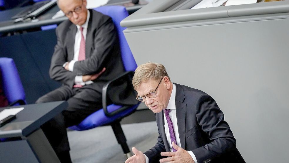 „Außenpolitik aus einem Guss“ zwischen Kanzleramt und Auswärtigem Amt: Außenminister Johann Wadephul zieht eine positive Zwischenbilanz der Zusammenarbeit mit Kanzler Friedrich Merz (beide CDU). Foto: Kay Nietfeld/dpa