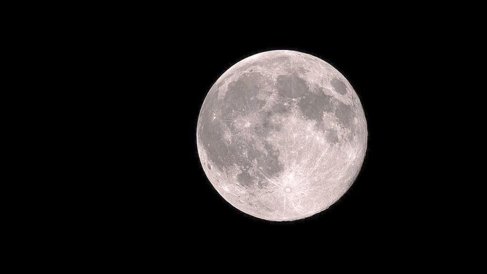 Am Südpol des Mondes gibt es gefrorenes Wasser, das macht die Region zum attraktiven Ziel. (Archivbild) Foto: Marcus Müller/dpa