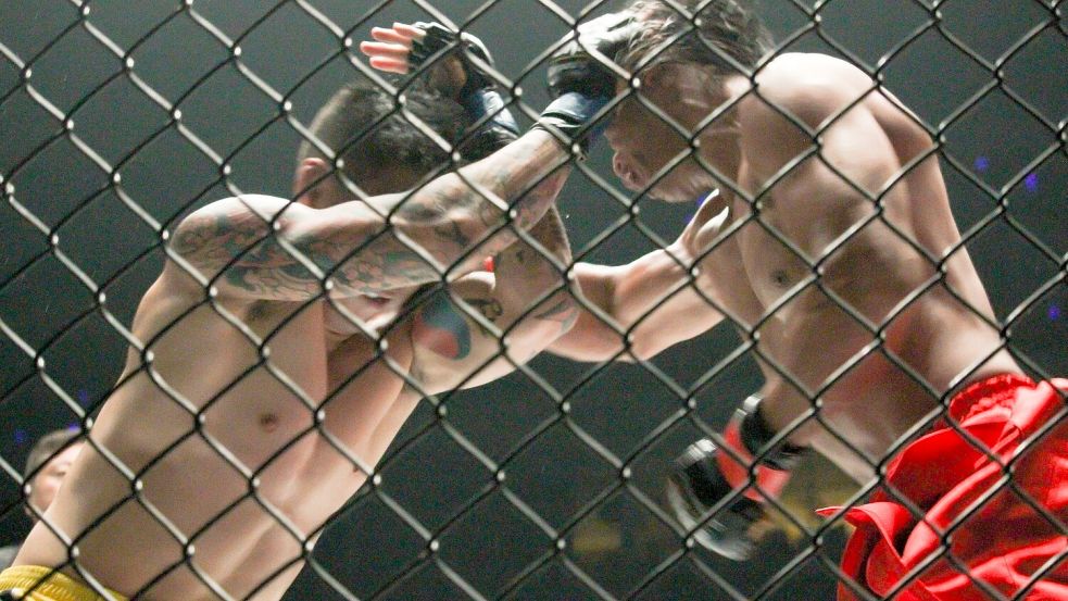 MMA-Kämpfer im Käfig: Für Jang Jung-hyuk steht der Sport sinnbildlich für ein Leben zwischen Härte, Freiheit und dem Kampf gegen die eigene Vergangenheit. Foto: IMAGO/Pacific Press Agency