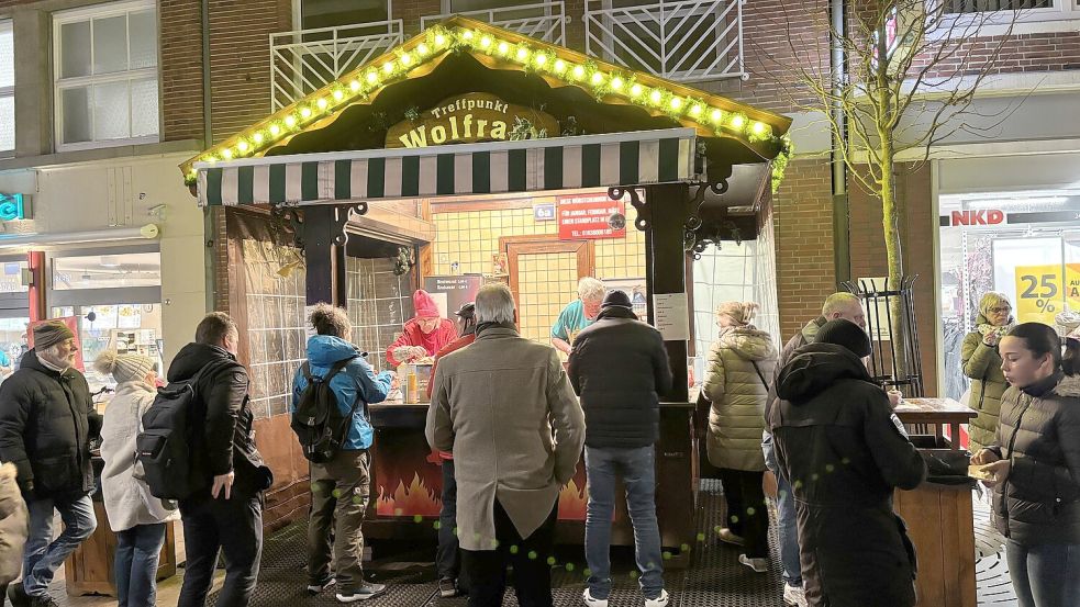 Ständig Lauf: So kennt man den „Treffpunkt Wolfram“ in der Weihnachtszeit in Emden. Fotos: Stephanie Schuurman