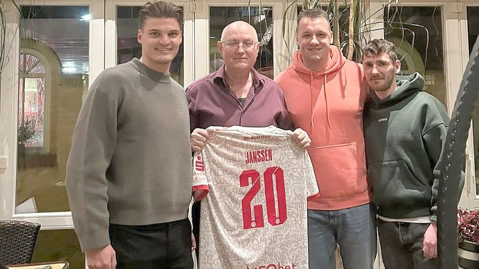 Dragan Brala (Zweiter von links) wurde von seinen ehemaligen Jugendspielern Marek Janssen (links), Fabian Hellmers (Zweiter von rechts) und Onno Janssen (rechts) überrascht. Foto: Privat