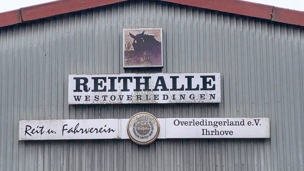 Was wird aus der Reithalle des Reit- und Fahrvereins Overledingerland in Ihrhove? Im Gespräch ist aktuell eine Verlagerung nach Ihren an die Straße Patersweg-Süd. Foto: Carsten Ammermann