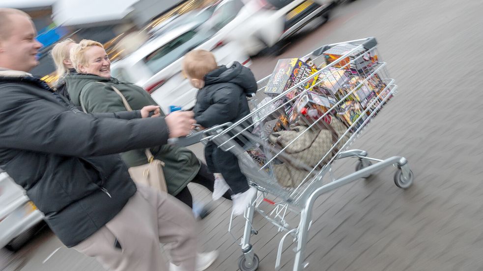 Zahlreiche Niederländer haben sich in Bunde wieder mit Feuerwerksartikeln versorgt. Foto: Klaus Ortgies