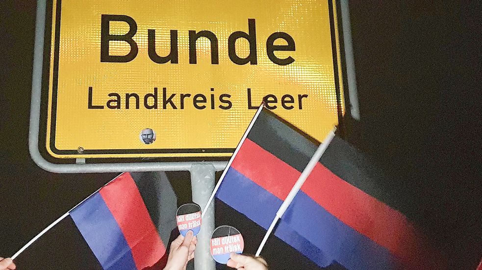 Am Ortseingang von Bunde verteilte die Gruep fan Auerk ostfriesische Flaggen und Aufkleber. Foto: Tjark Allena