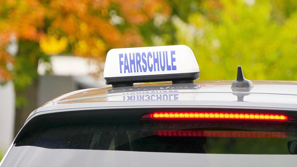Verkehrsminister Patrick Schnieder will den Führerscheinerwerb vereinfachen und verbilligen. Der ADAC macht ihm dabei Beine. Foto: IMAGO/CHROMORANGE/Elke Münzel