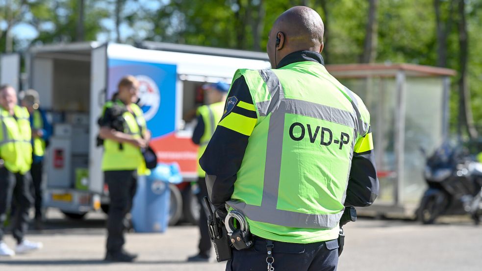 Groß angelegte Suchaktion in Beerta im Mai 2025: Der Einsatzleiter der niederländischen Polizei OVD-P steht am Sammelort. Foto: Lars Penning/dpa