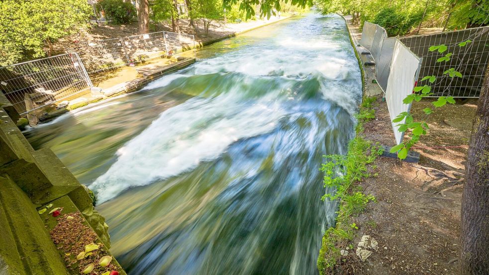 Münchner Eisbachwelle: Surfen war nach dem tödlichen Unfall zunächst verboten. (Archivbild) Foto: Peter Kneffel/dpa