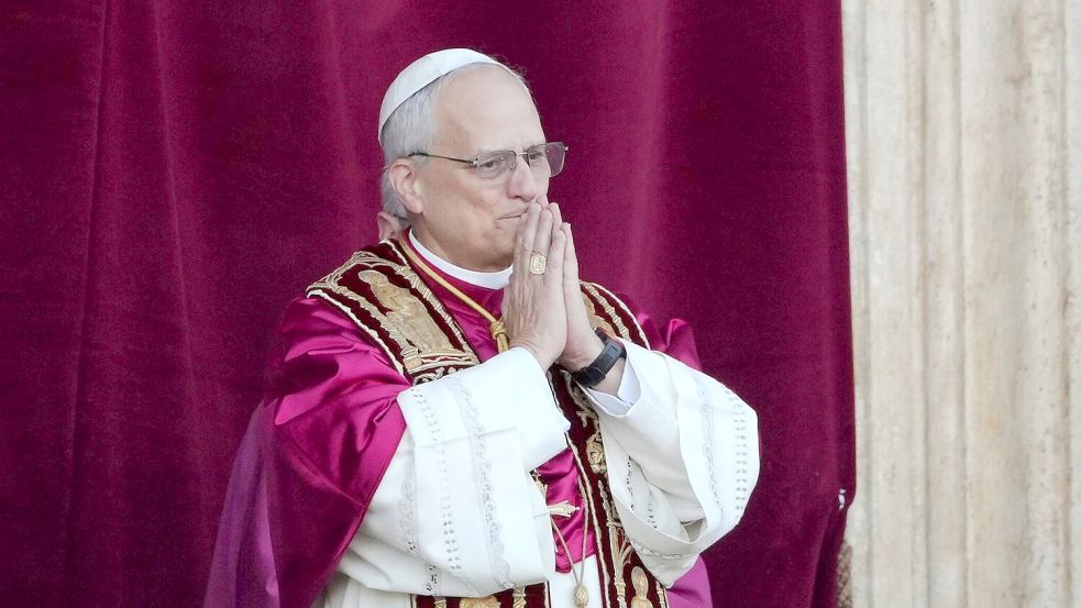 Papst Leo XIV. zeigt sich erstmals der Menge auf dem Petersplatz in Rom. (Archivbild) Foto: Markus Schreiber/AP/dpa