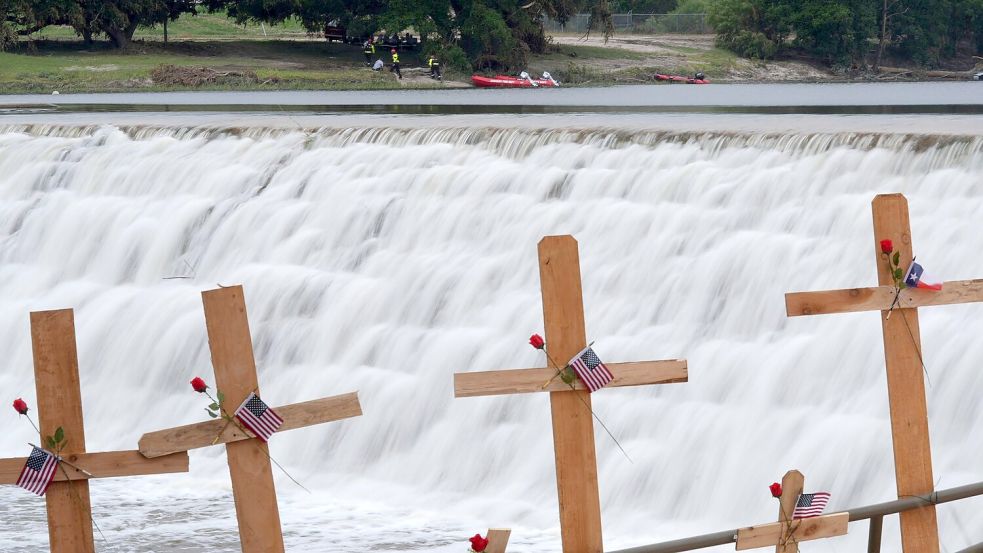 Trauer um die Flutopfer vom 4. Juli. (Archivbild) Foto: Eric Gay/AP/dpa