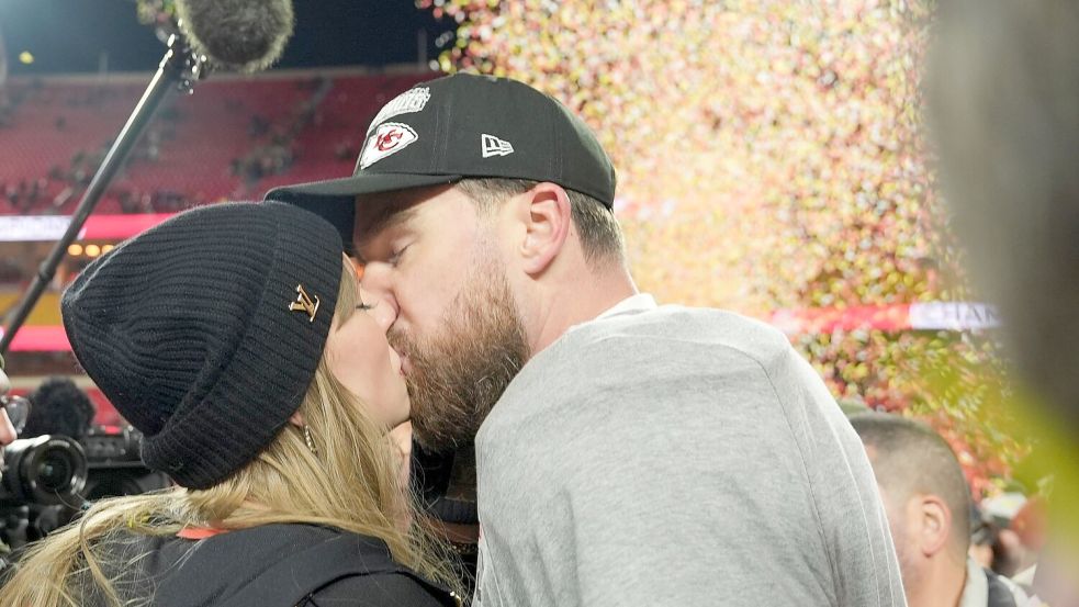Sie trauen sich: Taylor Swift und Travis Kelce sind verlobt. (Archivbild) Foto: Charlie Riedel/AP/dpa