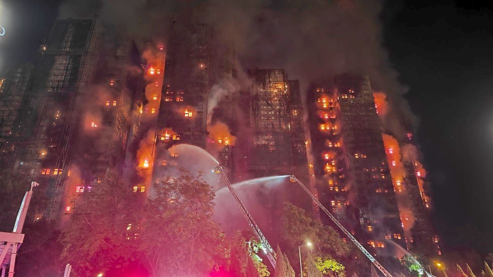 Wohnkomplex in Flammen: Mindestens 150 verkohlte Leichen in Honkong geborgen. (Archivbild) Foto: Chen Duo/XinHua/dpa