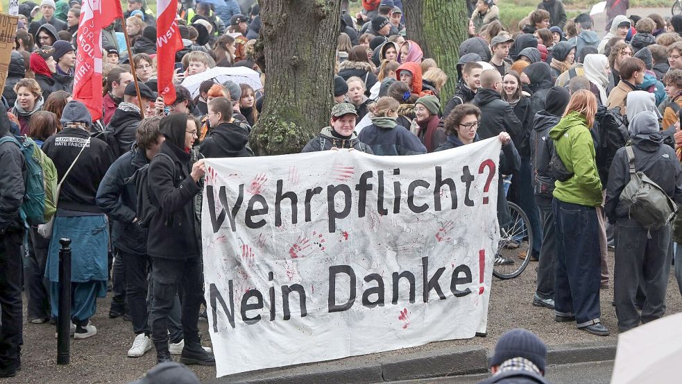 Die geplante Wiedereinführung der Musterung ruft Tausende auf die Straße. (Archivbild) Foto: Bernd Wüstneck