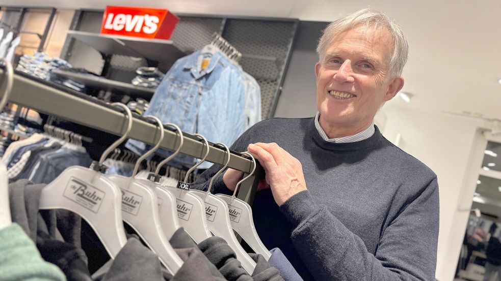 Heinz de Buhr hat 47 Jahre im Modehaus de Buhr in Remels gearbeitet. Foto: Lars Löschen