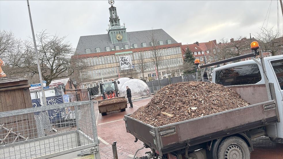 Der Rindenmulch, der zuvor rund um die Weihnachts-Iglus verteilt war, wurde am Montagvormittag, 29. Dezember 2025, bereits abgeholt. Foto: Stephanie Schuurman