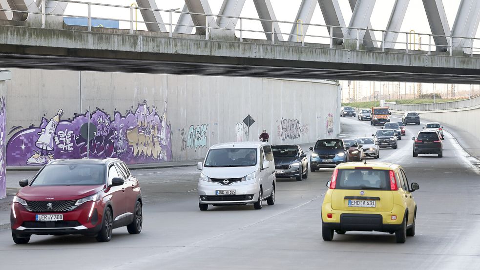 Der Verkehr rollt durch den Trog.