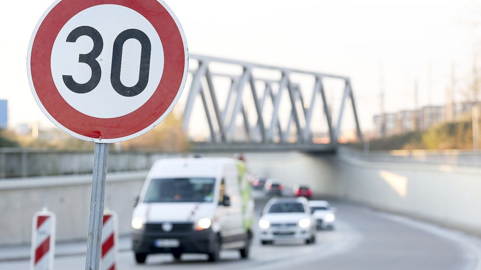 Noch gilt Tempo 30 für alle. Bald dürfen Autofahrer wieder 50 Kilometer pro Stunde fahren, Lastwagen bleiben bei 30.