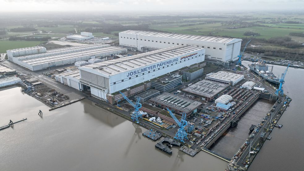 Die Meyer Werft in Papenburg atmet nach einem Großauftrag erstmal auf, doch die Landespolitik stritt sich bereits, wer die Rettung zu verantworten hat. Foto: dpa/ Lars Penning