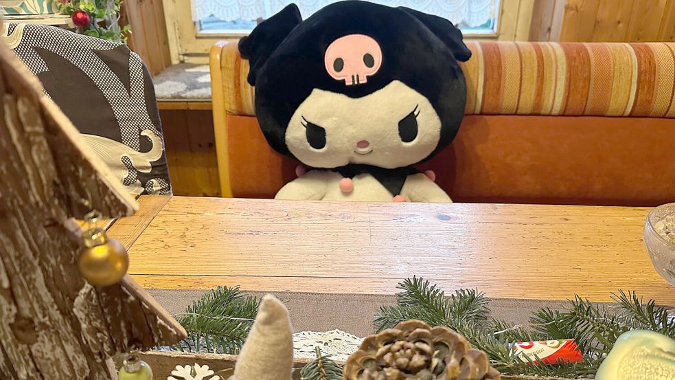 Es füllt den leeren Platz: Lauras Kuscheltier Kuromi sitzt an allen Feiertagen mit der Familie am Tisch. Foto: Claudia Wimberg