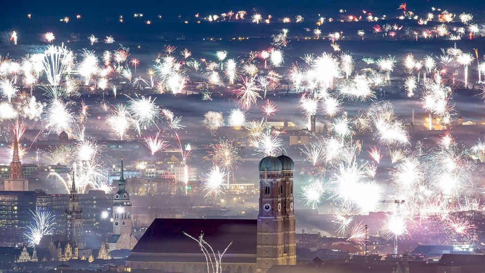 Feuerwerk boomt - die Nachfrage liegt in diesem Jahr auf Rekordniveau. (Archivbild) Foto: Lennart Preiss