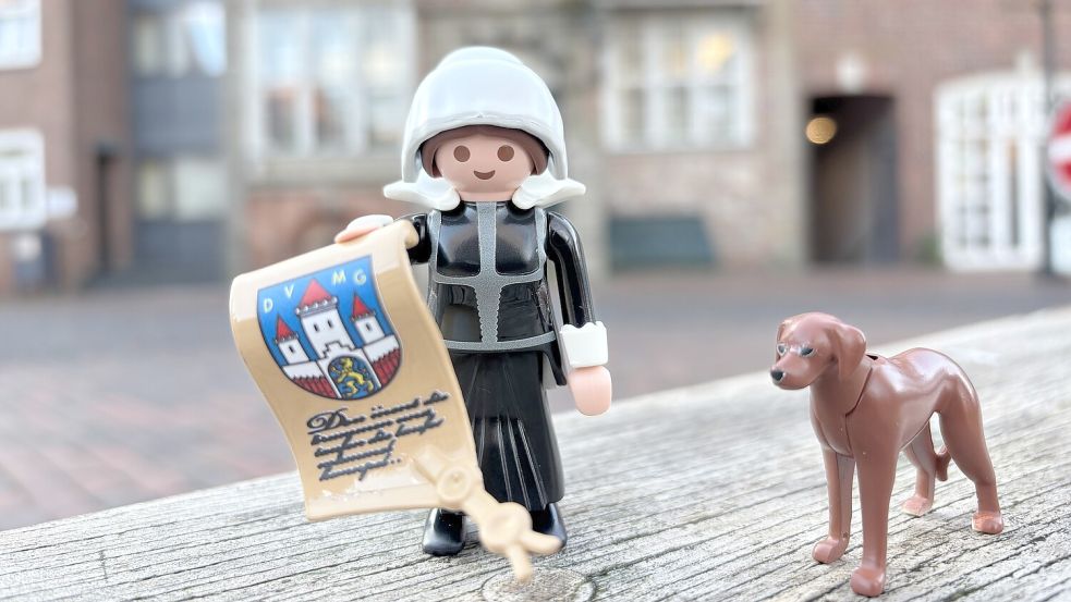 Die Playmobil-Figur von Fräulein Maria samt Hund vor dem Rathaus der Stadt Jever. Foto: Imke Oltmanns