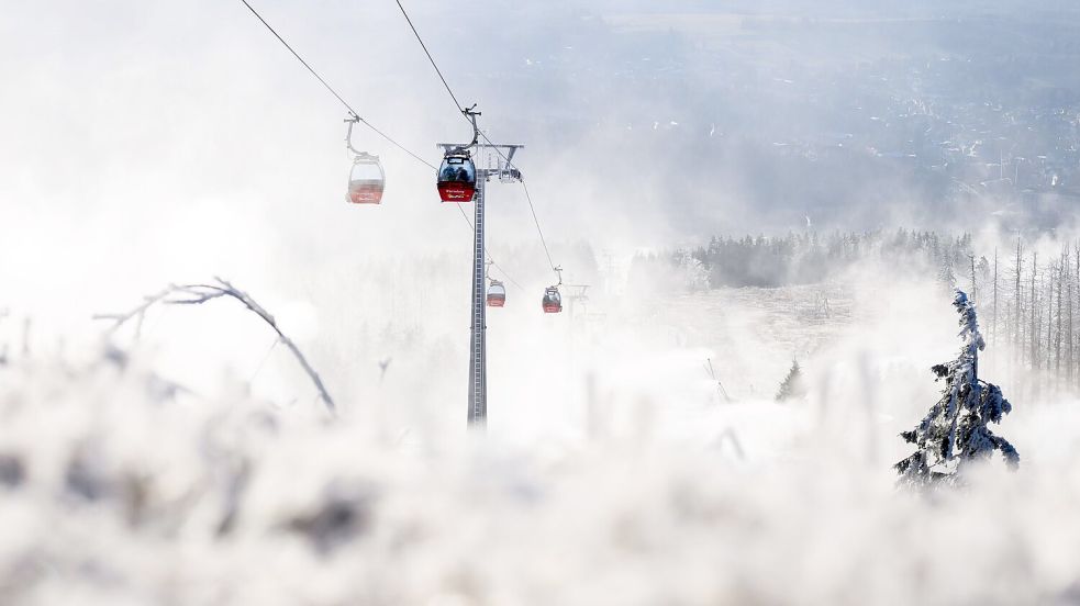 Im Bergland wird es stürmisch - und winterlich. Foto: Julian Stratenschulte