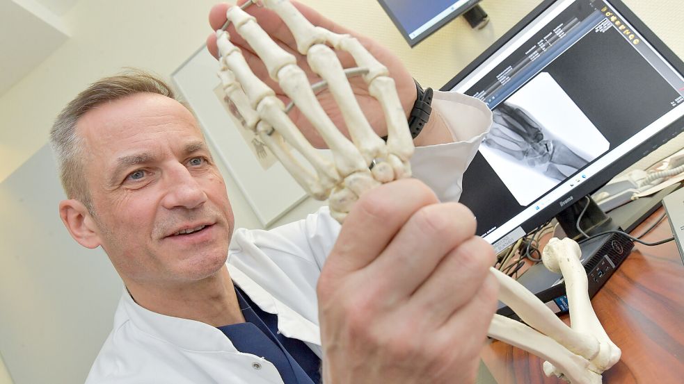 Dr. Knut Busching ist Chefarzt der Abteilung für Plastische-, Hand- und Ästhetische Chirurgie am Borromäus-Hospital. Foto: Klaus Ortgies/Archiv