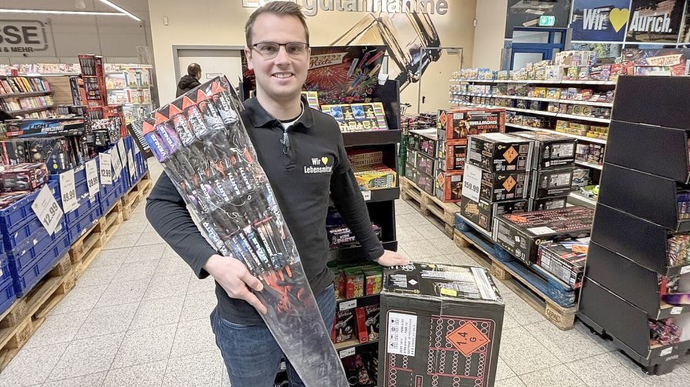 Jann Bargmann, Marktleiter des E-Center Coordes in Aurich, zeigt eine Auswahl an beliebten Silvesterknallern. Foto: Lasse Paulsen