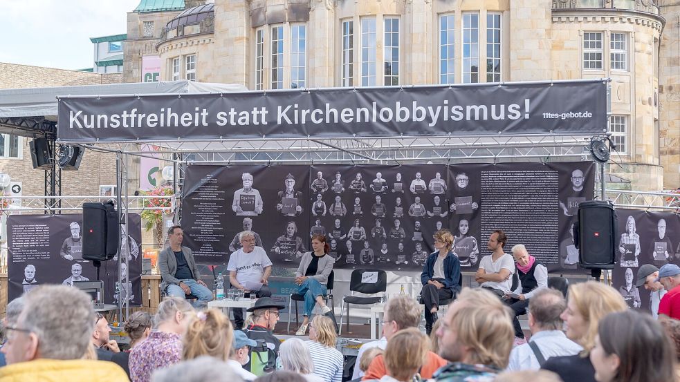 Da brodelte es schon ordentlich: Eine Demonstration vor dem Theater gegen die Absage des Stücks „Ödipus Exzellenz“. Foto: Steve Weber