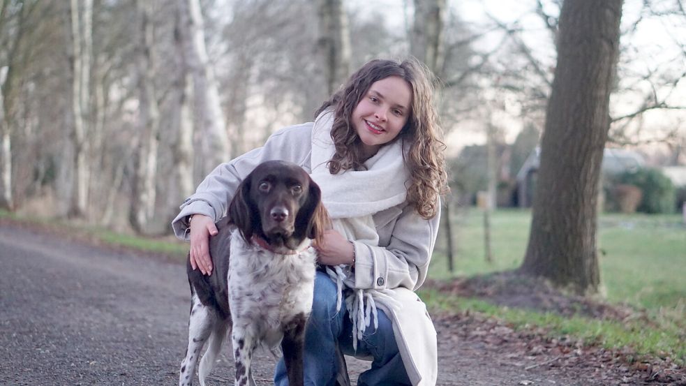Die tapfere Jagdhündin Nayla mit ihrem Herrchen Pia Schmidt bleibt an Silvester ganz gelassen. Foto: Jurij Babanin