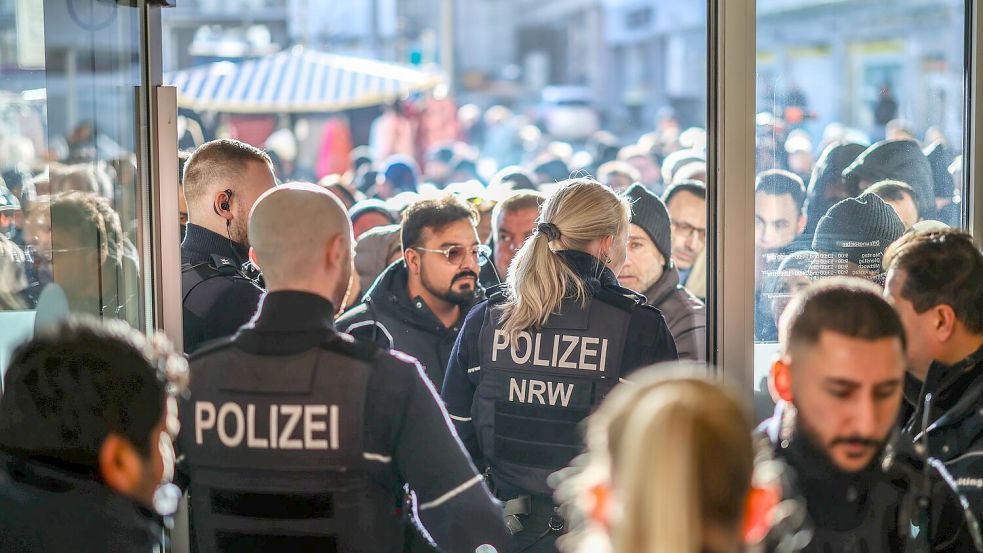 Polizeieinsatz an der Sparkassenfiliale in Gelsenkirchen-Buer. Eine große Menschenmenge versammelte sich vor der Filiale. Foto: Christoph Reichwein