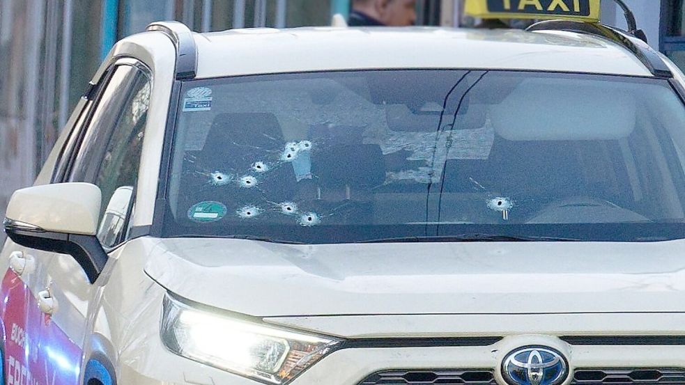 Auf das Taxi wurden mehrere Schüsse abgegeben - vor allem auf die Beifahrerseite. Foto: Henning Kaiser