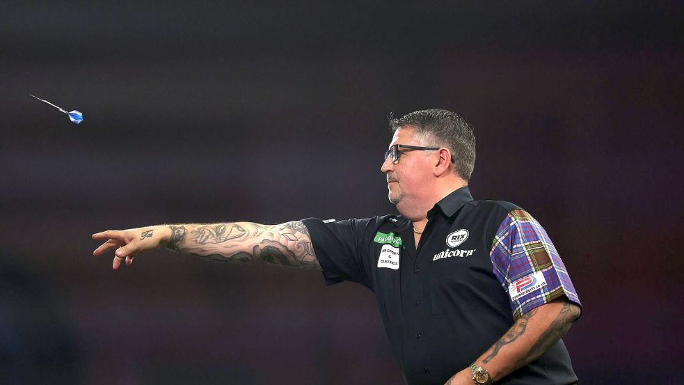 Gary Anderson beim Duell der beiden Giganten. Foto: Steven Paston