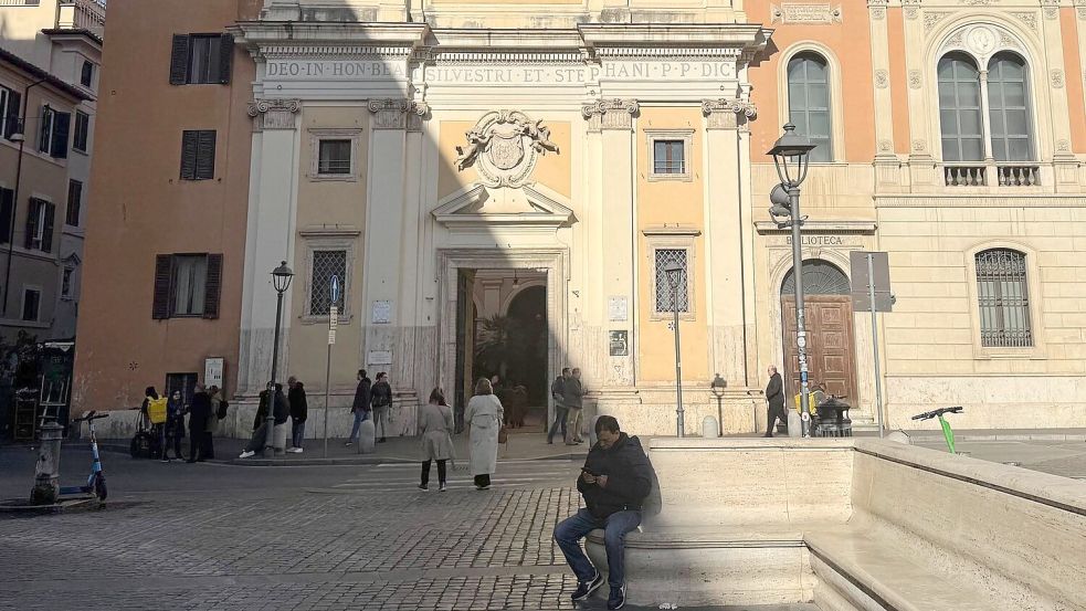 An der Kirche San Silvestro in Capite mitten im Rom gehen jeden Tag Tausende Touristen vorbei. (Archivbild) Foto: Christoph Sator/dpa