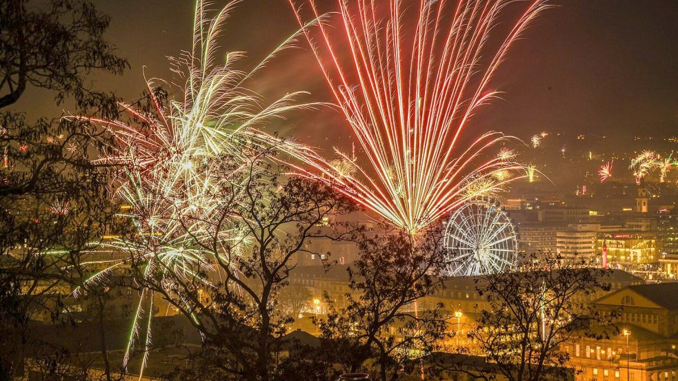Um Mitternacht dürfte wieder ein Feuerwerk den Nachthimmel erleuchten. (Archivbild) Foto: Jason Tschepljakow/dpa