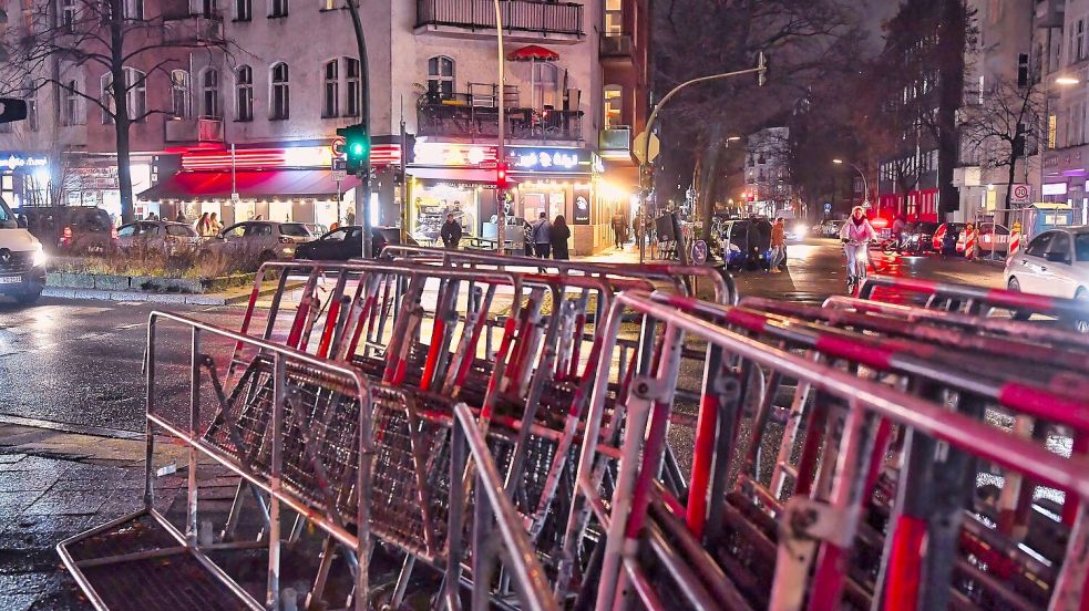 Die Polizei in Berlin bereitet sich auf einen Großeinsatz vor. Foto: Paul Zinken