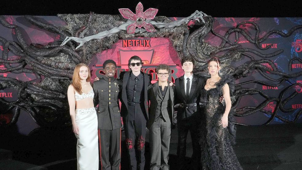 Stars der Serie „Stranger Things“: Sadie Sink, Caleb McLaughlin, Finn Wolfhard, Gaten Matarazzo, Noah Schnapp und Millie Bobby Brown im November in Los Angeles (von links nach rechts). (Archivbild) Foto: Jordan Strauss/Invision/AP/dpa
