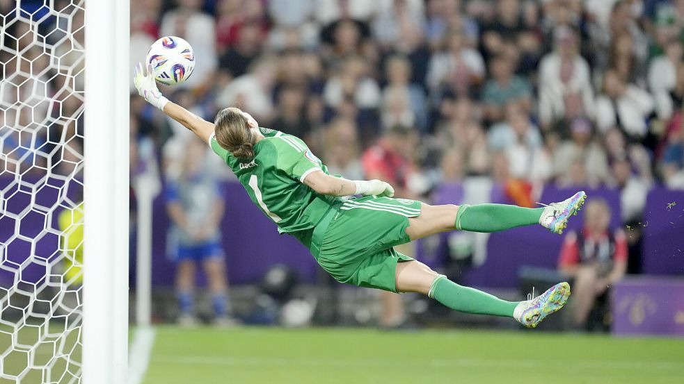 Diese Parade machte die deutsche Torhüterin Ann-Katrin Berger über Nacht berühmt. Foto: IMAGO/NurPhoto