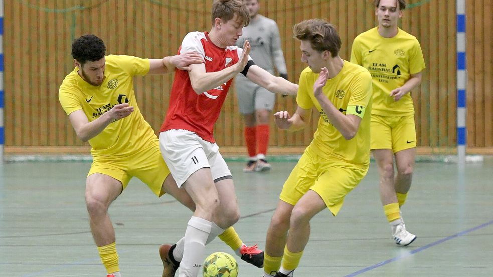 Lorans al Ezo (links) spielte am Dienstag erstmals für Germania Leer. Der VfL kam ebenso wie Fortuna Veenhusen (Mitte) eine Runde weiter. Foto. Hans Damm