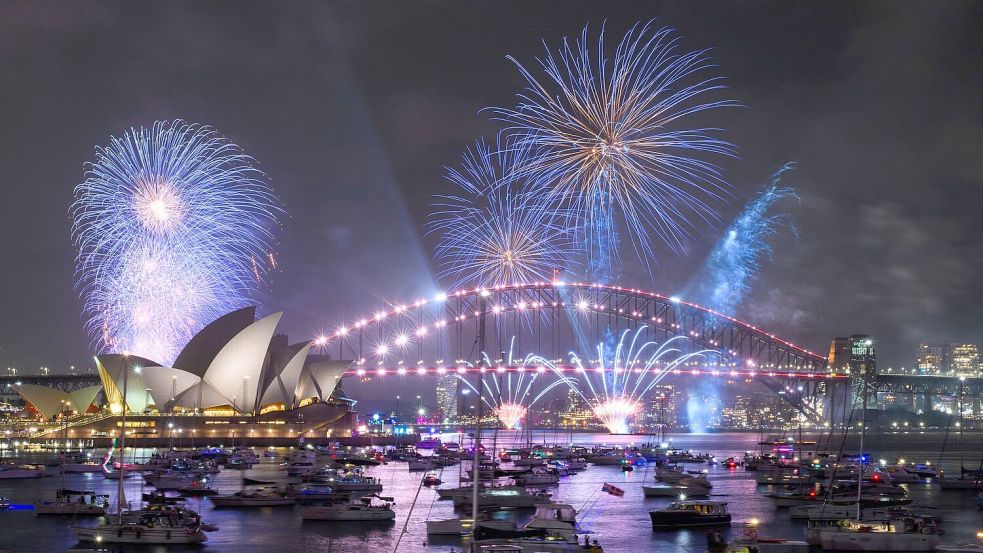 Bald ist es auch in Sydney soweit - mit einem Vor-Feuerwerk wird hier schon vor Mitternacht gefeiert. Foto: Dan Himbrechts