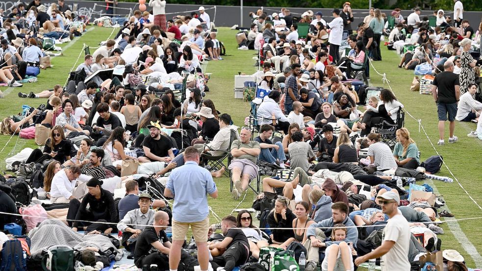 Schon seit dem Morgen sichern sich Schaulustige traditionell die besten Plätze. Foto: Dan Himbrechts