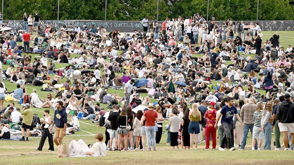 Mehr als eine Million Menschen beobachteten das Feuerwerk vor Ort - schon seit dem Morgen hatten sich viele die besten Plätze gesichert. Foto: Dan Himbrechts