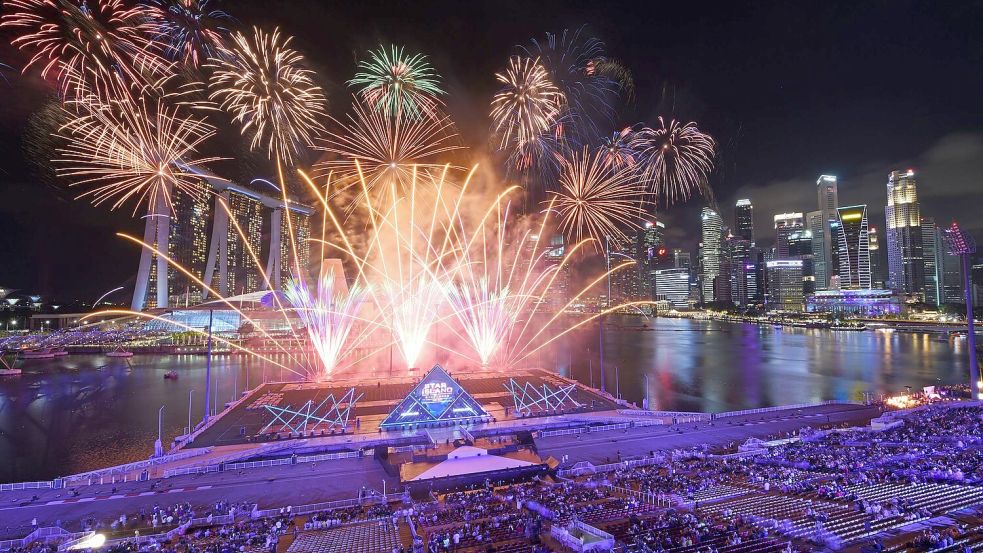 Singapur feiert traditionell mit einem großen Feuerwerk an der Marina Bay. (Archivbild) Foto: Then Chih Wey/XinHua/dpa