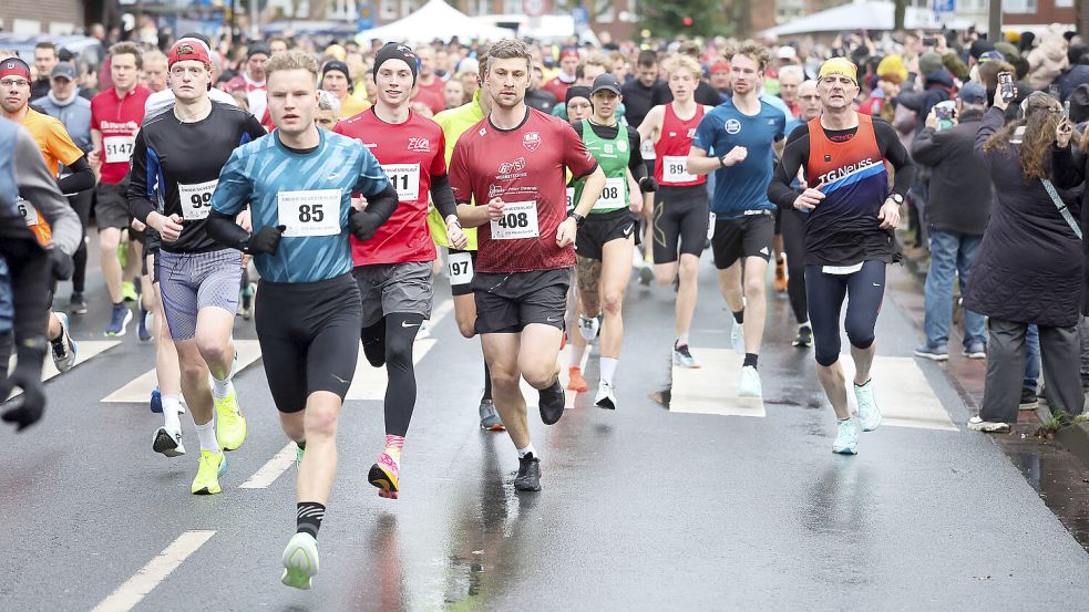Einige 100 Meter liefen alle Teilnehmer gemeinsam, ehe sich die Strecken für den 11,5 Kilometer und fünf Kilometer langen Lauf trennten. Fotos: Jens Doden, Emden