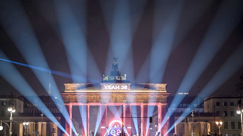 Bei der Silvesterparty am Brandenburger Tor war der Andrang groß. Foto: Britta Pedersen/dpa